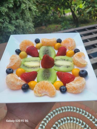 un plato de fruta en una mesa en Cabañas Los Tulipanes, en La Mesa