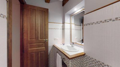 a bathroom with a sink and a mirror at Casa rural El Veredero in Castrojeriz