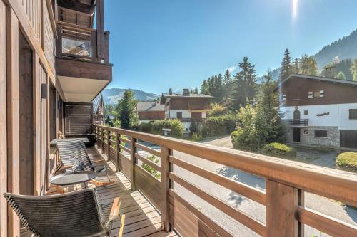 d'un balcon avec des chaises et une vue sur la rivière. dans l'établissement Appartement du Cerf - Welkeys, à Megève
