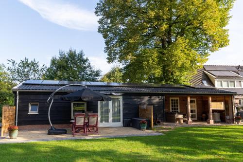 uma pequena casa com um telhado solar num pátio em Logies-Spier em Spier