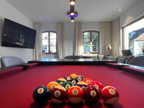 Una habitación con una mesa de billar con pelotas. en 4YOUnic Billard * 2 BR * 75-Zoll TV * Boxspringbett, en Glonn
