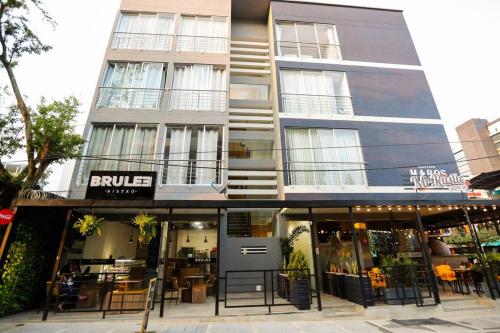 a building with a restaurant in front of it at 301PP Apartamento Chic con Encanto in San Luis