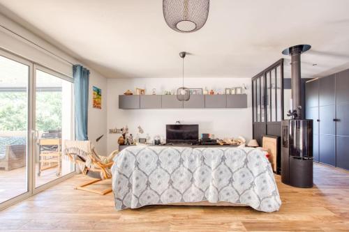 eine Küche und ein Wohnzimmer mit einem Tisch im Zimmer in der Unterkunft Spacious house with swimming pool in Trans-en-Provence