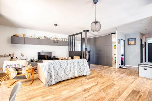 ein Wohnzimmer mit einem Sofa und einem Tisch in der Unterkunft Spacious house with swimming pool in Trans-en-Provence