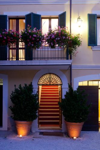 a building with two potted plants and a door at B&B Casa Zia Cianetta Residenza di Campagna in Capodacqua di Foligno