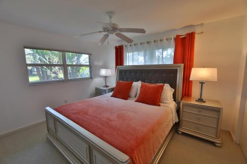 Säng eller sängar i ett rum på Lakefront Getaway in Sunny Florida with Heated Pool