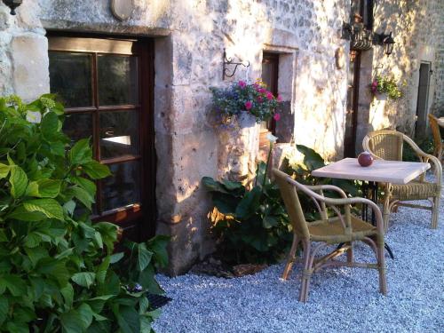 a table and chairs in front of a building at Gites les Lignons in Champniers