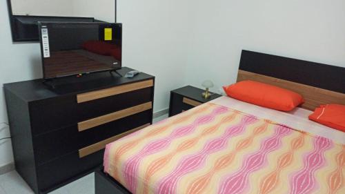 ein Schlafzimmer mit einem Bett und eine Kommode mit einem Spiegel in der Unterkunft House San cataldo in San Cataldo