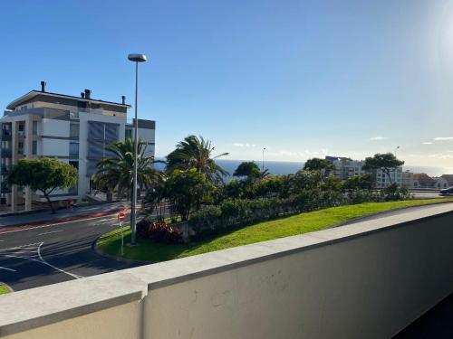 - une vue sur une rue de la ville avec un bâtiment dans l'établissement Seaview Nice&Easy - Free parking, à Funchal