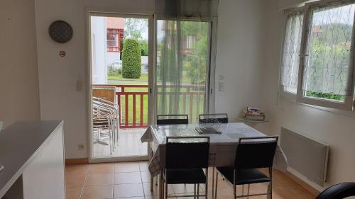 Il dispose d'un balcon et d'une cuisine avec une table et des chaises. dans l'établissement T2 classé 3 étoiles - au calme proche centre ville - idéal curistes et vacanciers, à Cambo-les-Bains