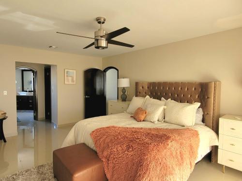 1 dormitorio con 1 cama grande y ventilador de techo en 2BD Beach Front Condo with Pool & More, en Rosarito
