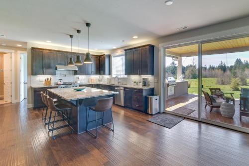 Dapur atau dapur kecil di Spacious Carnation Home with Grill and Large Yard