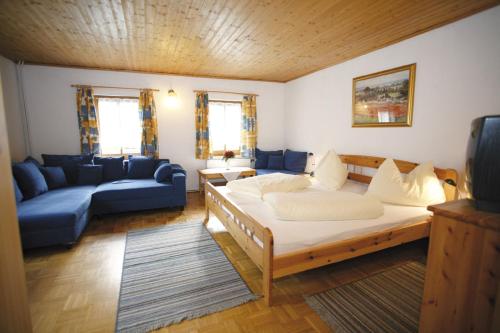ein Wohnzimmer mit einem Bett und einem Sofa in der Unterkunft Ferienhaus Maxi in Sankt Blasen