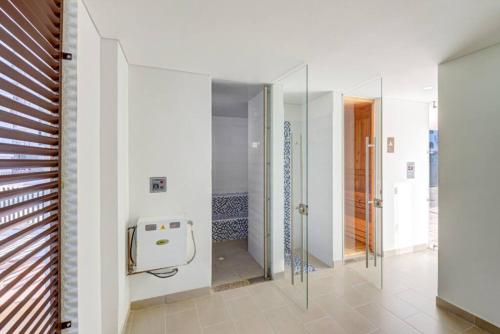 a bathroom with a walk in shower and a mirror at Apartamento en Ricaurte Cundinamarca in Ricaurte