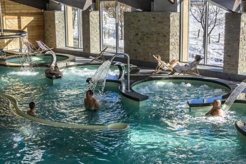 un groupe de personnes dans une piscine dans l'établissement Studio cabine 4 personnes Résidence Le Péric A Terrasse avec vue, aux Angles