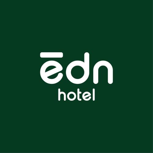 logotipo de un hotel de color blanco con fondo verde en Edn Hotel en Peoria