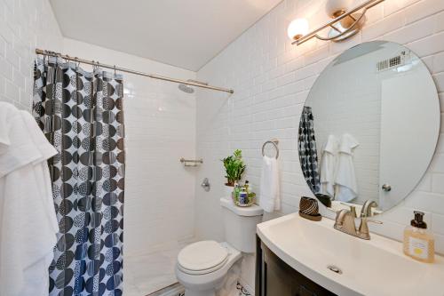 uma casa de banho com um lavatório, um WC e um espelho. em Chula Vista Vacation Rental with Private Pool and Spa! em Chula Vista