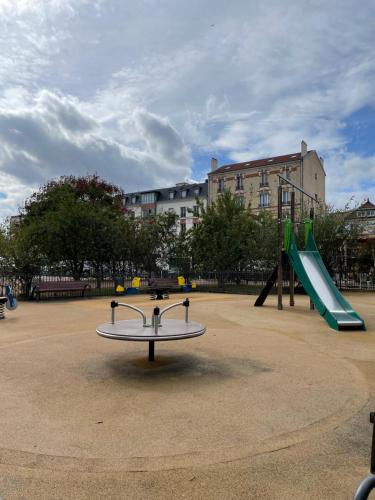 un parco giochi con due scivoli e uno slideplan di Luckyhouse Chatou-ville des impressionnistes - 10km Paris La Défense 20km Stade de France a Chatou