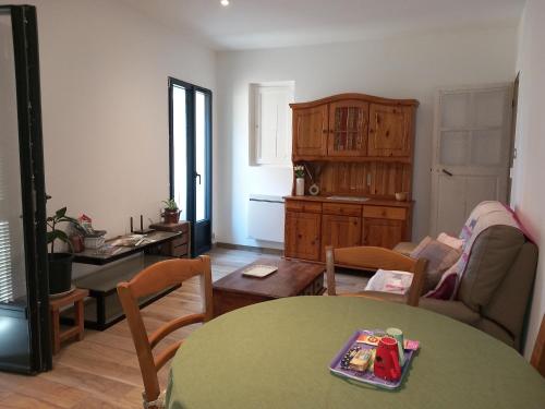 uma sala de estar com uma mesa e uma cozinha em Appartement au cœur du Village em Saorge