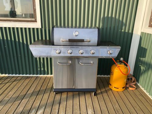 una parrilla de barbacoa en una terraza con un cubo en Áfangi en Blönduós