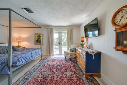 Un dormitorio con una cama y un reloj en la pared. en Stunning Marco Island Home with Covered Patio!, en Marco Island