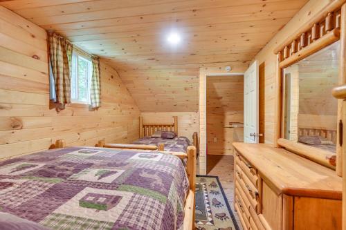 Tempat tidur dalam kamar di Serene Centre Hall Cabin with Stream On-Site!