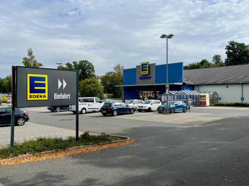 a dealership with cars parked in a parking lot at Familienwohnung im Vogtland in Lengenfeld