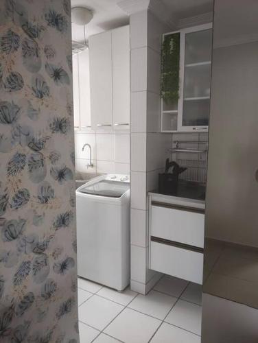 uma cozinha com um lavatório e uma máquina de lavar louça em Apartamento de 2 quartos no Recife