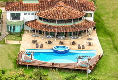 een luchtfoto van een huis met een zwembad bij Pousada Recanto do Amanhecer in Socorro