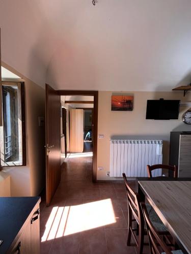 a kitchen and dining room with a table and chairs at Da Sciuri case vacanza Barisciano in Barisciano