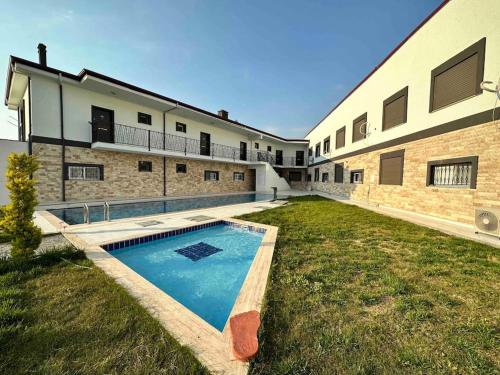 ein Gebäude mit einem Pool im Hof in der Unterkunft Kusadasi Guzelcamli Loft Home in Kusadası