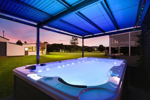 Φωτογραφία από το άλμπουμ του Kulang Lodge in charming Broke with Large Swim Spa and games room suits up to 8 guests σε Broke