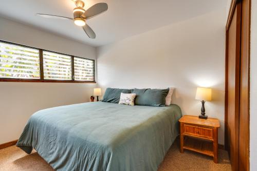 um quarto com uma cama e uma ventoinha de tecto em Kaunakakai Home at Molokai Shores with Pool! em Kaunakakai