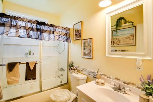 een badkamer met een toilet, een wastafel en een douche bij Lovely Compton Vacation Rental with Patio and Grills! in Compton