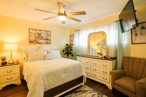 1 dormitorio con 1 cama y ventilador de techo en Lovely Compton Vacation Rental with Patio and Grills! en Compton