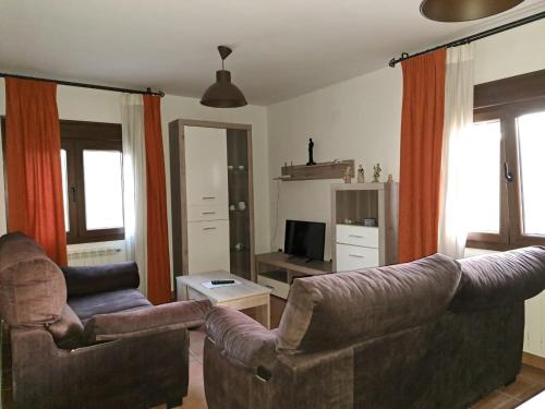 sala de estar con sofá y 2 sillas en Casa rural villa de lupiana, en Lupiana