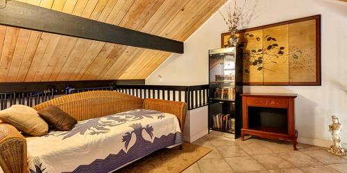 um quarto com uma cama e uma lareira em Molokai Shores by HI em Kaunakakai