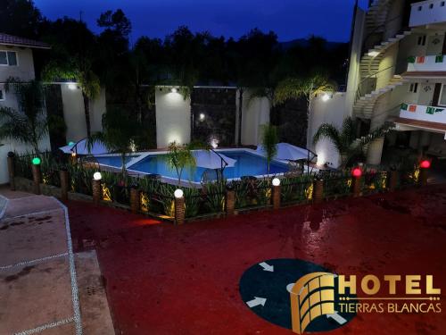 Der Swimmingpool an oder in der Nähe von Hotel Tierras Blancas