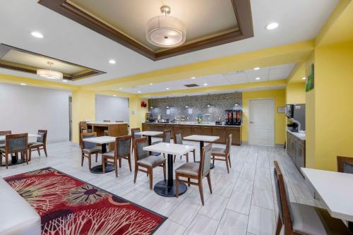 Η κουζίνα ή μικρή κουζίνα στο Quality Inn & Suites Carlsbad Caverns Area