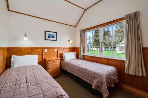 Postel nebo postele na pokoji v ubytování Huka Falls Resort