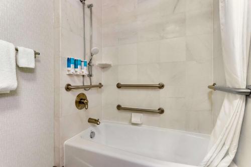 W łazience znajduje się biała wanna i prysznic. w obiekcie Drury Inn & Suites Sikeston w mieście Sikeston