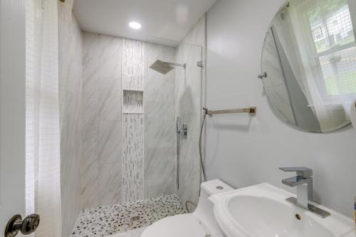 een witte badkamer met een douche en een wastafel bij Fort Washington Home Close to National Harbor in Fort Washington