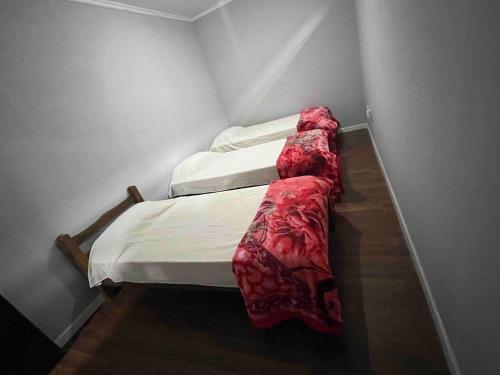 - une petite chambre avec 2 lits dans l'établissement Relax 6, à Paysandú