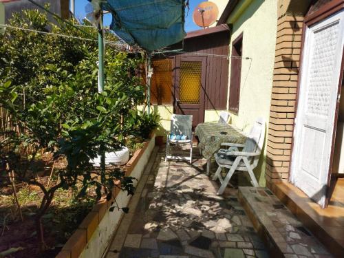 un pequeño patio con mesa y silla en Guest House Amfiteatar Pula, en Pula