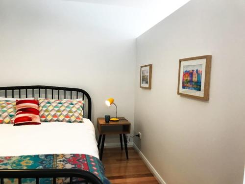 Rúm í herbergi á Argyle Embrace - Perfect Location to Explore Town