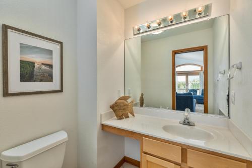 La salle de bains est pourvue d'un lavabo et d'un miroir. dans l'établissement 1798 - Nx2c by Resort Realty, à Corolla