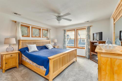 - une chambre avec un lit en bois et une couette bleue dans l'établissement 1798 - Nx2c by Resort Realty, à Corolla