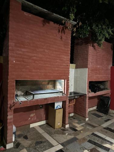 un horno de ladrillo con una pizza dentro. en Hostal del sol temporario en Rosario