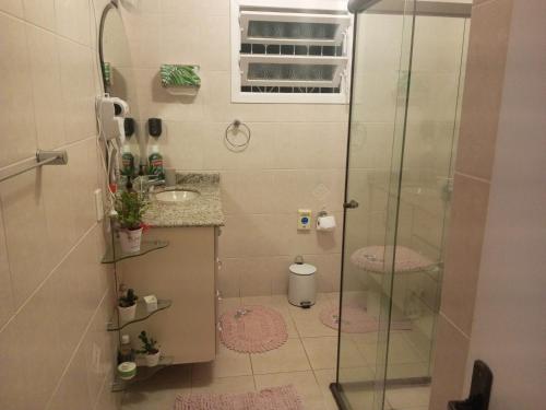 y baño con ducha y lavamanos. en Pousada da Alê en Blumenau