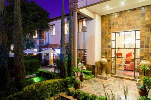 Taman di luar Constantia Manor Guest House